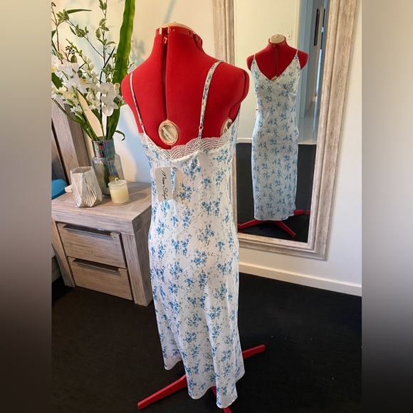 Size 10 - White & Blue Floral slim Maxi Dress from Miss Shop - Picture 6 of 13